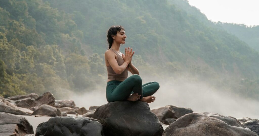 瞑想と黙想の違いとは？意味や効果、正しいやり方を徹底解説