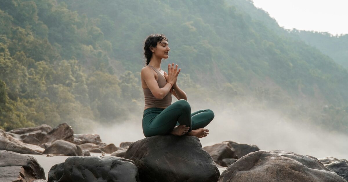 瞑想と黙想の違いとは？意味や効果、正しいやり方を徹底解説