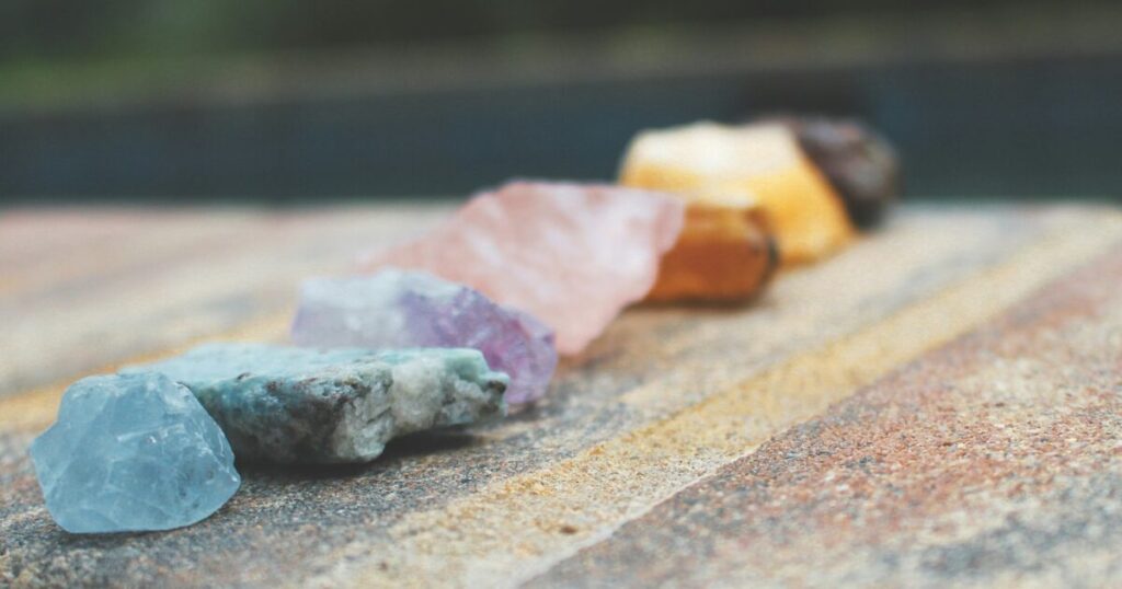 チャクラは嘘？歴史的背景と脳科学の視点から実在性を徹底解明する